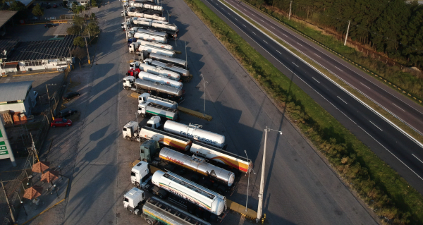 "Caminhoneiros parados: \u00e9 a primeira vez desde janeiro de 2016, quando registrou 1,27%,\u00a0que o \u00edndice fica acima de 1%."
