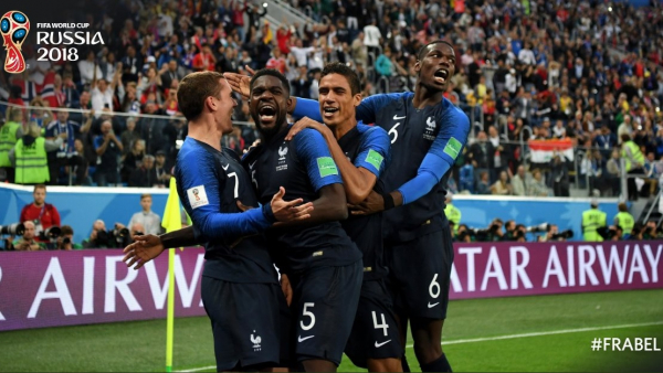 Jogadores franceses comemoram gol