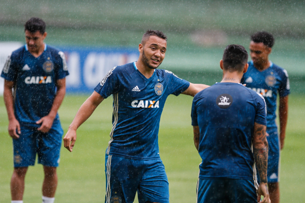 "Alex Alves: jogador do Coritiba com mais faltas cometidas e mais cart\u00f5es amarelos"