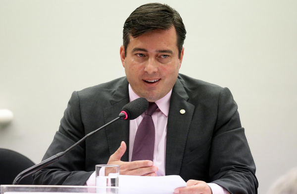 "Jo\u00e3o Arruda (MDB): projeto favorece seguradoras; deputado \u00e9 casado com acionista de empresa l\u00edder do segmento"