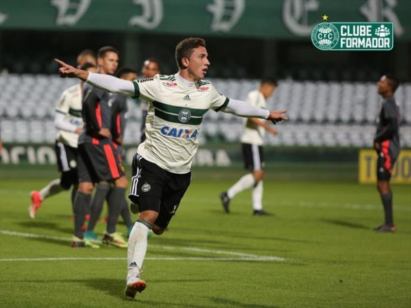 Nathan comemora gol do Coritiba sobre o Sport, no Couto Pereira
