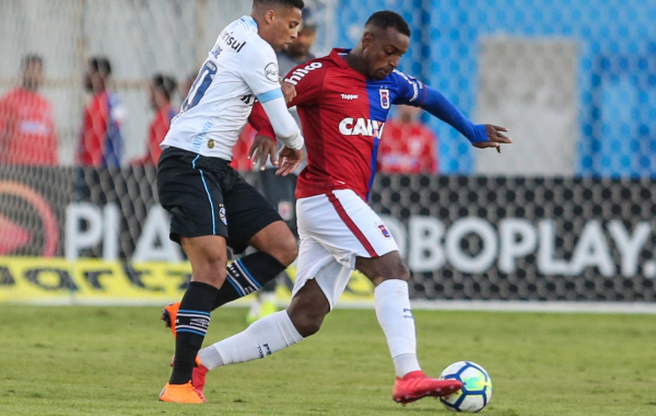 O zagueiro Cleber Reis em a\u00e7\u00e3o pelo Paran\u00e1 Clube
