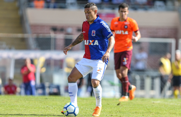 "O meia Carlos Eduardo: prov\u00e1vel titular contra o Vit\u00f3ria"