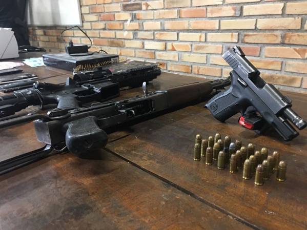 Policiais apreenderam um fuzil, colete a prova de bala, muni\u00e7\u00e3o e uma sacola com dinheiro picado. \u00a0\u00a0