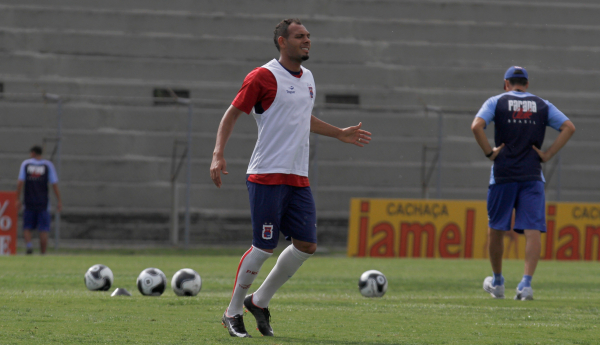 O lateral-esquerdo Mansur, ex-Atl\u00e9tico-MG