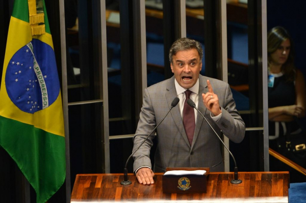 Para n\u00e3o estar na chapa de Antonio Anastasia, seu sucessor e candidato tucano ao governo de MG, A\u00e9cio n\u00e3o se candidatar\u00e1 \u00e0 reelei\u00e7\u00e3o e deve concorrer a uma vaga na C\u00e2mara Federal