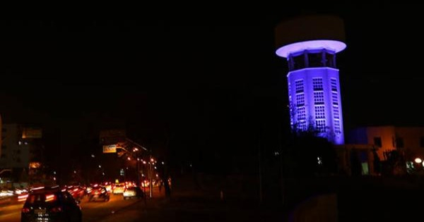 Caixa d'\u00e1gua no Alto da XV iluminada de azul, pela sa\u00fade do homem
