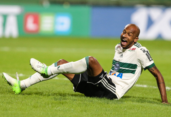 "Vin\u00edcius Kiss: ele \u00e9 op\u00e7\u00e3o para substituir Leandro Silva"