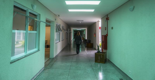 Casa da Mulher Brasileira, em Curitiba, recebe as den\u00fancias de viol\u00eancia contra a mulher