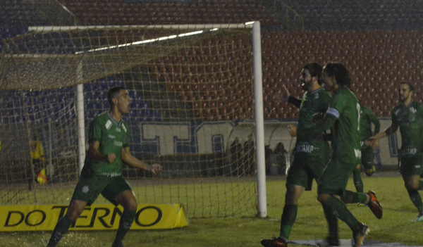 Guarani comemora gol sobre o Londrina