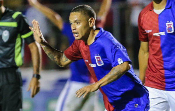 Carlos Eduardo comemora gol pelo Paran\u00e1 Clube, contra o Maring\u00e1