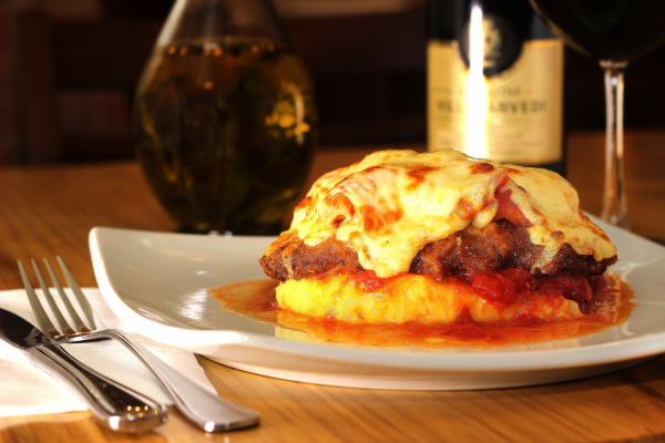 Fil\u00e9 \u00e0 Parmegiana, da Pantucci Trattoria, \u00e9 uma das op\u00e7\u00f5es saborosas para comemorar o Dia dos Pais.