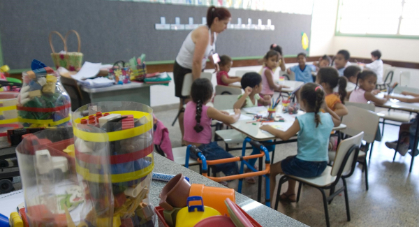Lanche escolar deve ser fonte de nutrientes, e n\u00e3o servir s\u00f3 para\u00a0matar a fome dos pequenos