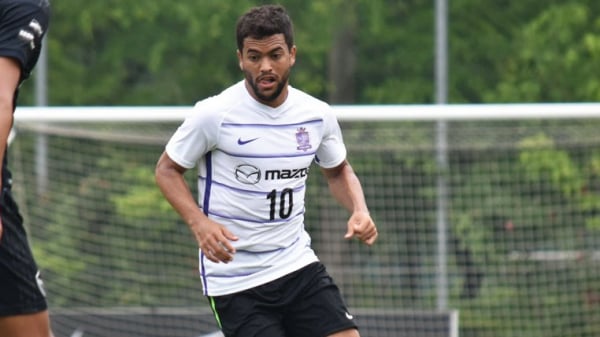 Felipe com a camisa do Hiroshima