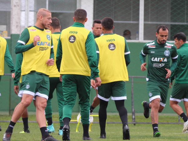 "Simi\u00e3o (\u00e0 direita) no treino dessa quinta-feira: reintegrado ap\u00f3s afastamento"