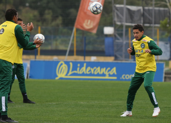 Carlos Eduardo (\u00e0 direita), no treino em Crici\u00fama, nessa segunda-feira