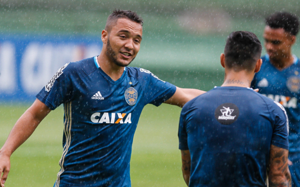"Alex Alves: op\u00e7\u00e3o para a zaga "