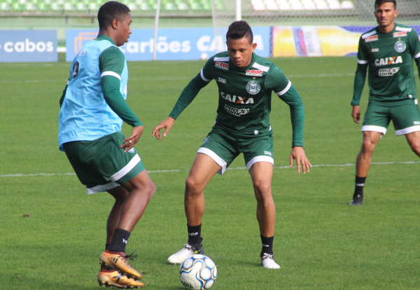 "Rodrigo Ramos tenta desarmar Iago Dias, no treino dessa quinta-feira, no Couto Pereira: op\u00e7\u00e3o para a lateral-direita"