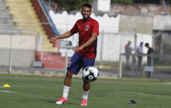 "O lateral-direito Junior: de volta ao time ap\u00f3s cumprir suspens\u00e3o"