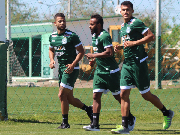 Chiquinho (ao centro) corre ao redor do gramado, durante treino do Coritiba nessa quinta-feira