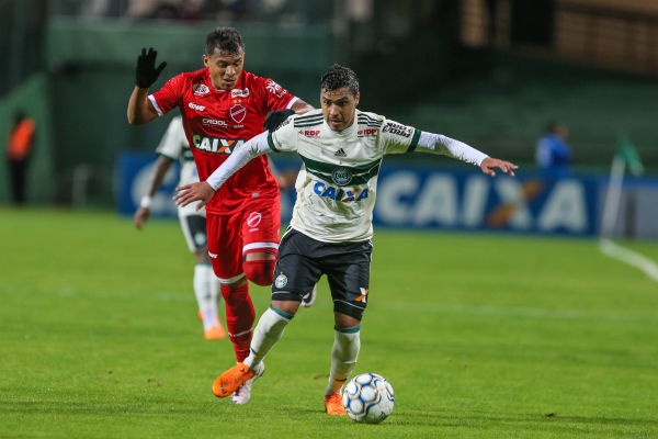 "Alisson Farias: op\u00e7\u00e3o para o lugar de Guilherme Parede"