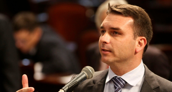 O deputado estadual e candidato ao Senado Flavio Bolsonaro (PSL-RJ) far\u00e1 uma caminhada no cal\u00e7ad\u00e3o de Copacabana