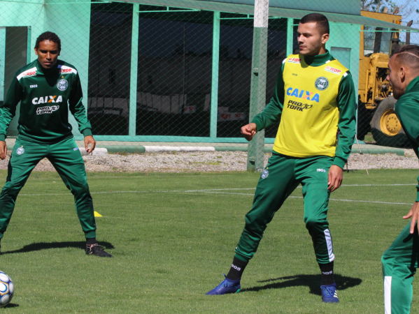 "Thalisson Kelven, de colete amarelo: jogador do Coritiba com mais cart\u00f5es na S\u00e9rie B 2018"