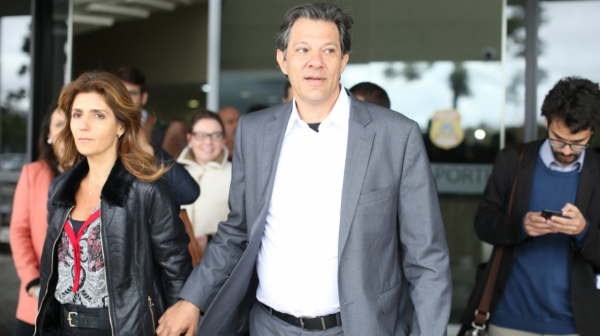 Fernando Haddad deixa a sede da Pol\u00edcia Federal, no Santa C\u00e2ndida, em Curitiba