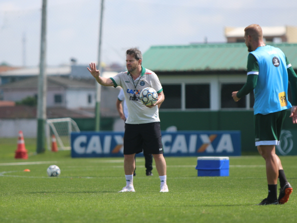 Argel comanda treino no Coritiba