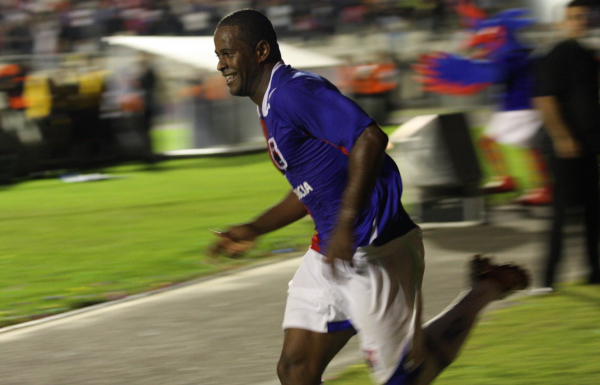 "Joelson comemora gol: ele marcou na \u00faltima vit\u00f3ria do Paran\u00e1 sobre o Atl\u00e9tico na Arena"