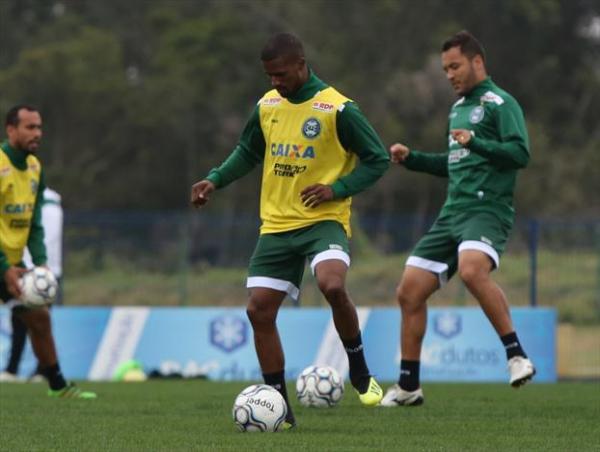 "Carlos C\u00e9sar: les\u00e3o e retorno ao Galo"