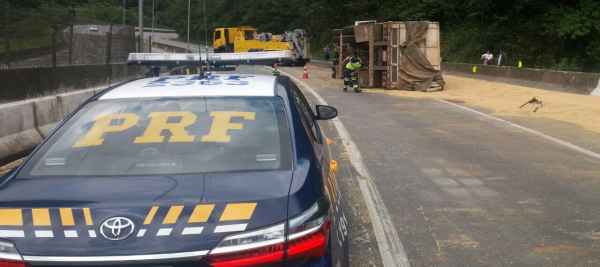 Ontem, caminh\u00e3o tombou na BR-376, no trecho da Serra do Mar do Paran\u00e1, mas sem deixar feridos graves
