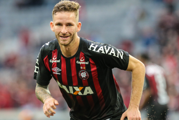 "L\u00e9o Pereira: um gol, uma assist\u00eancia e uma por\u00e7\u00e3o de estat\u00edsticas positivas no Brasileir\u00e3o"