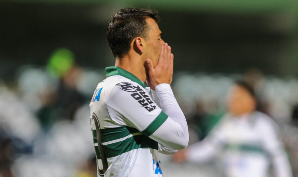 Jogador do Coritiba lamenta chance perdida