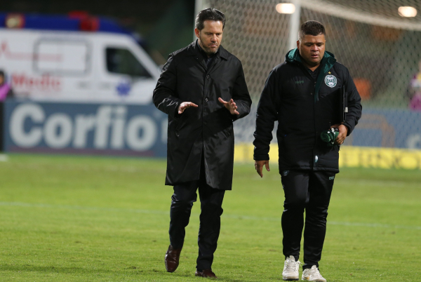 Argel Fucks no gramado do Couto Pereira