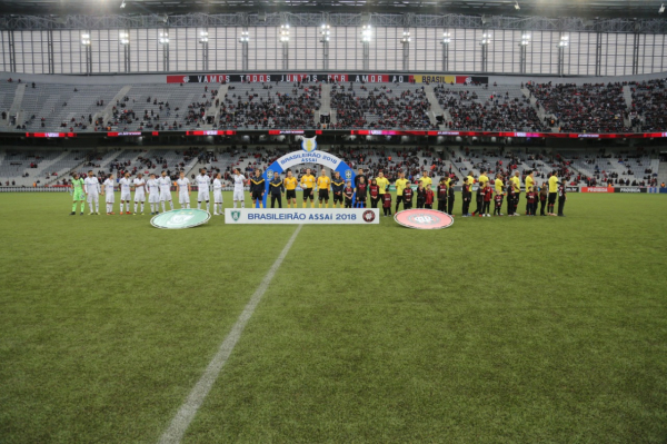 Jogadores do Am\u00e9rica-MG e do Atl\u00e9tico-PR na Arena da Baixada