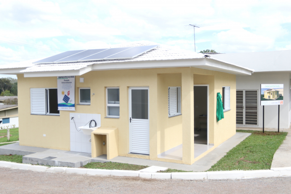 "Casa sustent\u00e1vel em Arauc\u00e1ria: energia solar e \u00e1gua captada da chuva"