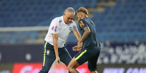 Tite e Neymar, em treino na Ar\u00e1bia Saudita