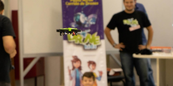 "Tecnologias do futuro: aprendendo desde pequeno a pilotar um drone"