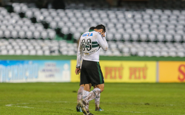 Jogador do Coritiba lamenta o empate com o CSA, no Couto Pereira