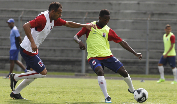 "Jhonny Lucas (\u00e0 direita): sete cart\u00f5es amarelos em 14 jogos no Brasileir\u00e3o"