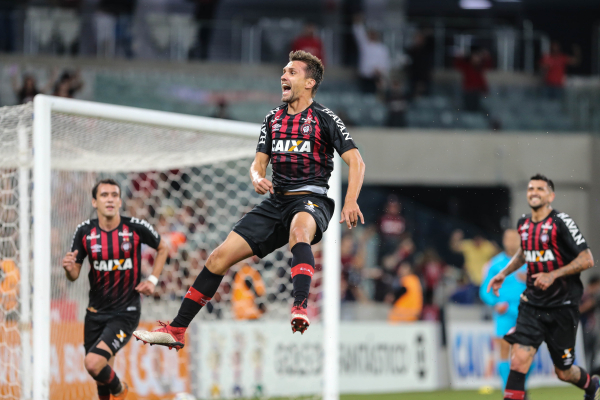 "Paulo Andr\u00e9 comemora gol: zagueiro j\u00e1 come\u00e7ou a trabalhar em nova fun\u00e7\u00e3o no Atl\u00e9tico"