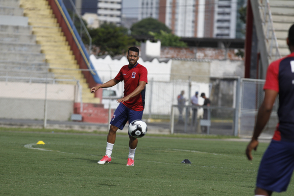 O lateral-direito Junior