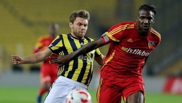 Dougl\u00e3o (\u00e0 direita) em jogo do Kayserispor, da Turquia