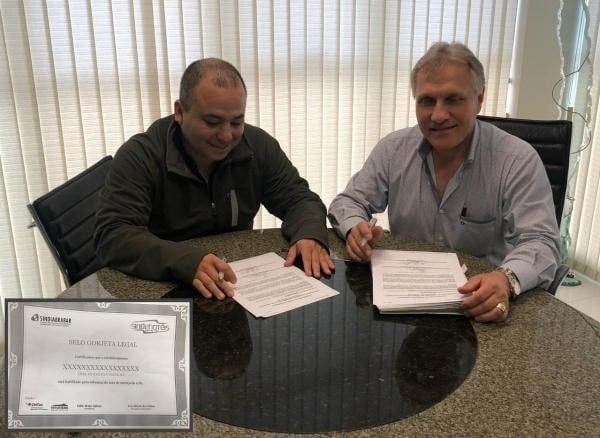 Os presidentes F\u00e1bio Aguayo e Luis Alberto ao assinar o acordo de reajuste da categoria e a cria\u00e7\u00e3o do Selo Gorjeta Legal