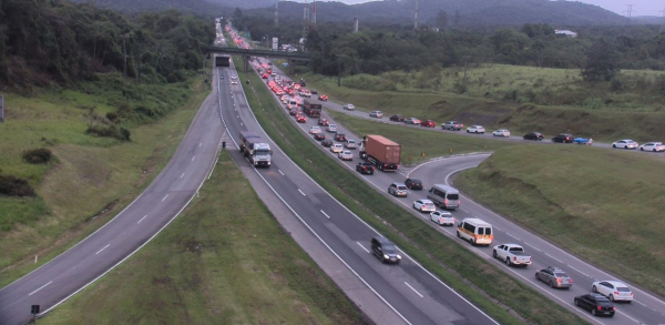 Imagem da c\u00e2mera da Ecovia no km 10, em Paranagu\u00e1
