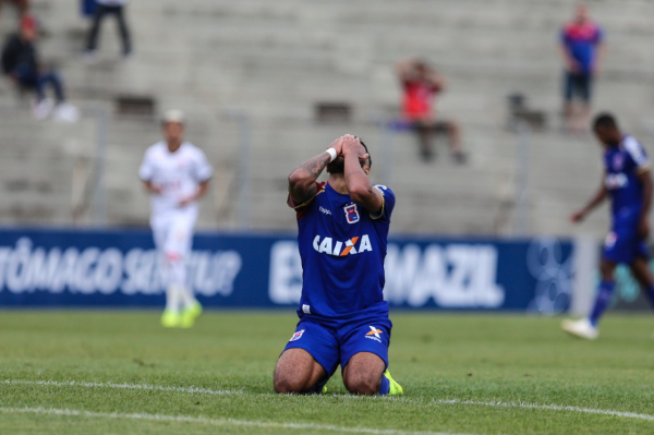 Jogador do Paran\u00e1 lamenta o empate com o Vit\u00f3ria, no domingo