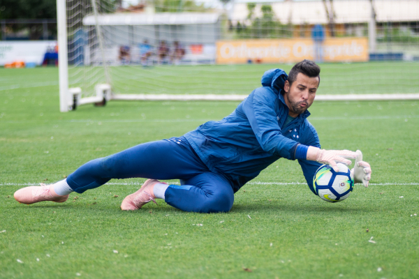 "O goleiro F\u00e1bio: revelado na base do Uni\u00e3o Bandeirante"