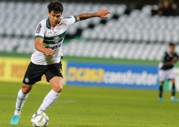 "O meia Matheus Bueno: ele pode ser mantido como titular contra a Ponte Preta"