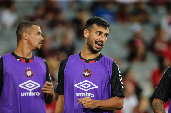 "Camacho: volante pertence ao Corinthians"